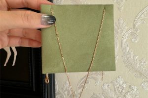 Van Cleef & Arpels Alhambra Holiday Pendant 2023 Silver Obidian (5)