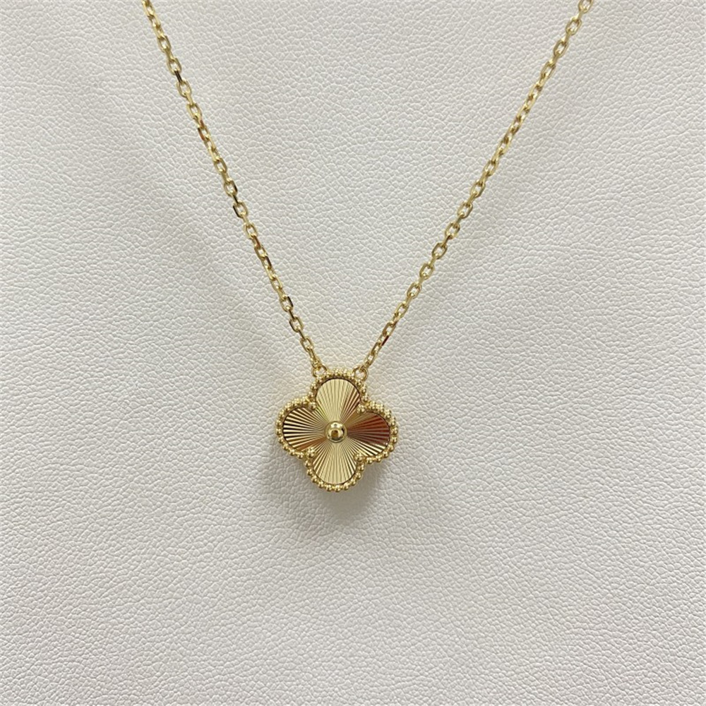 Replica Van Cleef Arpels Alhambra Pendant Necklace 18K Yellow Gold