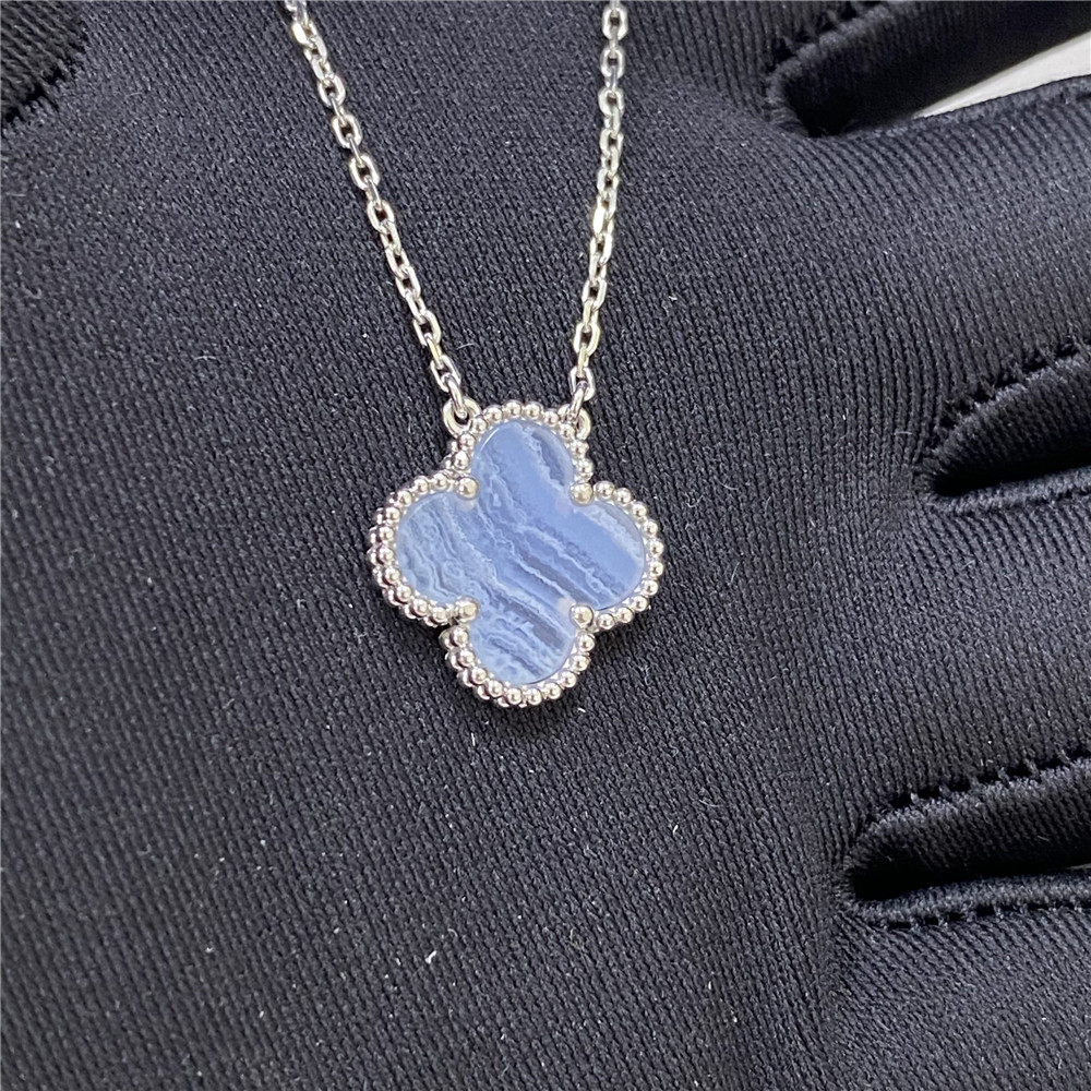 Van Cleef & Arpels ネックレス Replica Van Cleef Arpels Vintage Alhambra Pendant 18K White Gold