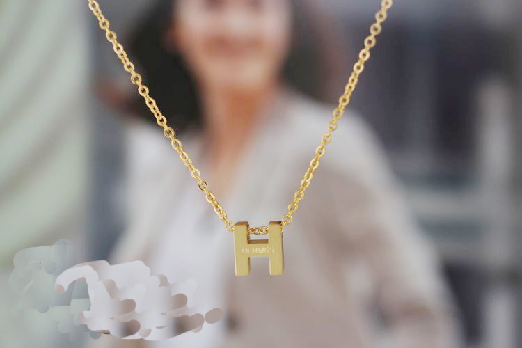 Hermes "H" letter cham with O chain necklace, 18k yellow gold