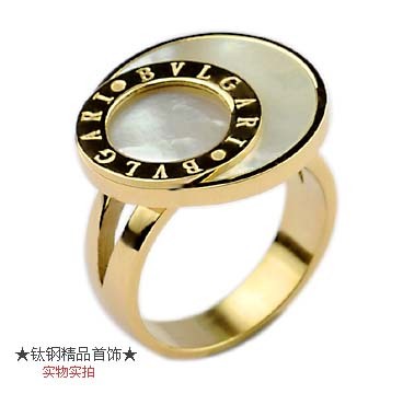 Bvlgari Ring in 18kt Yellow Gold with White Mother of Pearl