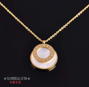 Bvlgari Necklace in 18kt Yellow Gold with White Mother of Pearl