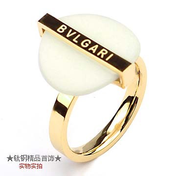 Bvlgari Ring in 18kt Yellow Gold with White Ceramic